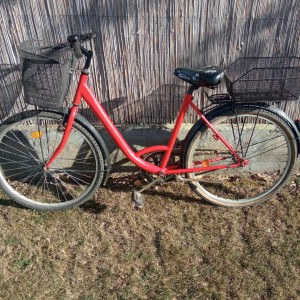 Piros 26-os kerékpár kosarakkal